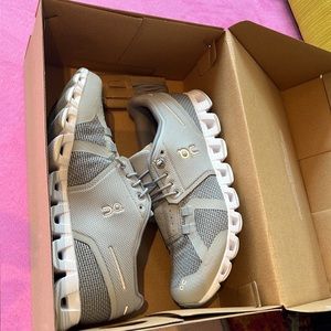 ON Running Cloud sneakers - NIB